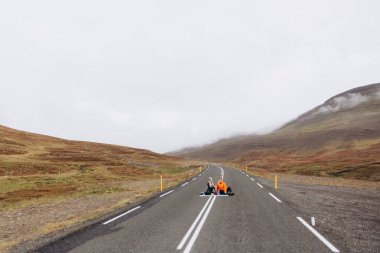 Yolda piknik yaparken gülümseyen genç Çift
