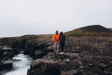 Genç çift hızlı Nehri üzerinde gözlemleyerek