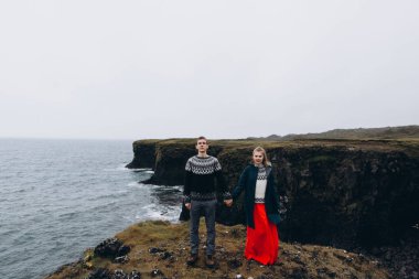 Tam boy görünüm çift Holding deniz manzarası arka plan üzerinde eller