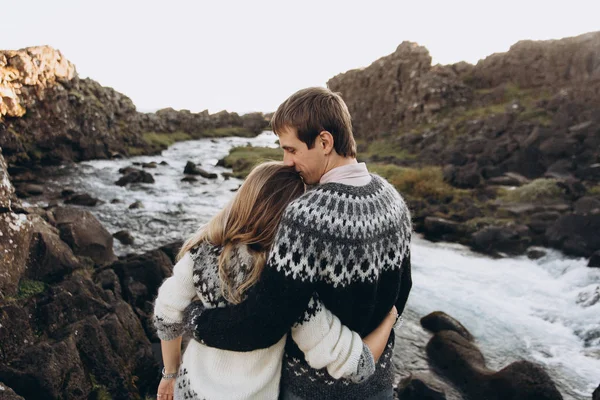 따뜻한 스웨터 Streamlet 배경에 — 스톡 사진