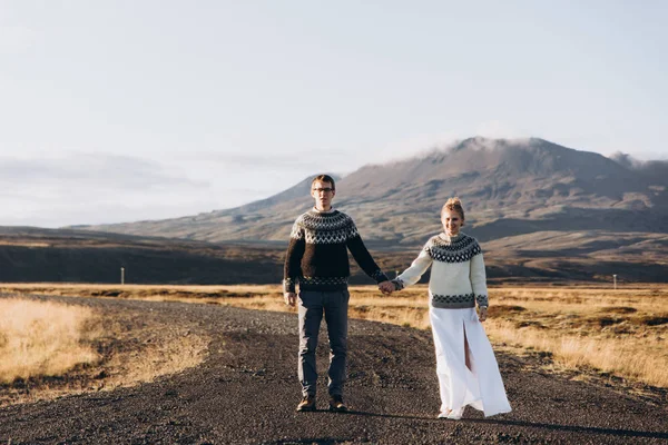 Junge Frau Und Mann Gehen Hand Hand Auf Gehweg — Stockfoto