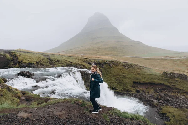 Junge Frau Genießt Malerischen Blick Auf Wasserfall Düsteren Tag Auf — Stockfoto