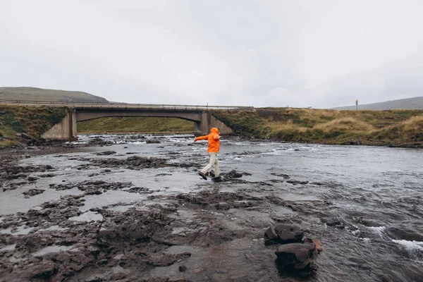 Weergave Van Man Springen Plezier Buurt Van Rivier Met Bridge — Stockfoto