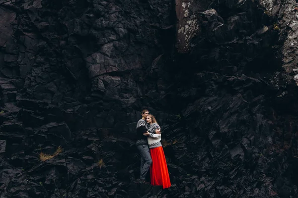 Unga Par Stående Nära Cave Och Kramas — Stockfoto