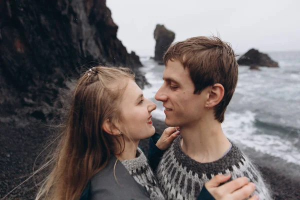 若いカップルが悪天候で海洋の背景に採用 — ストック写真