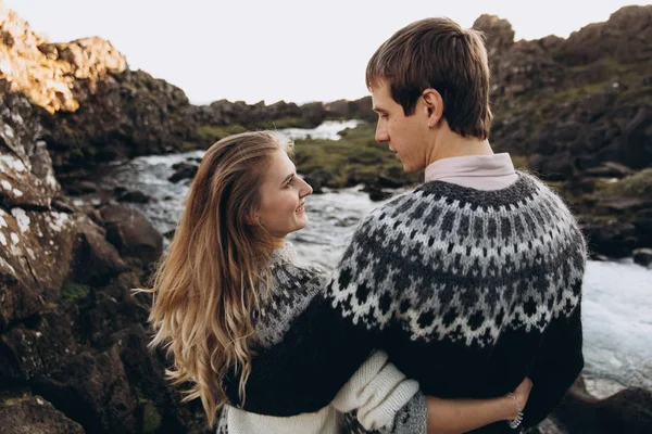 Mladý Pár Teplé Svetry Úsměvem Při Pohledu Sebe — Stock fotografie