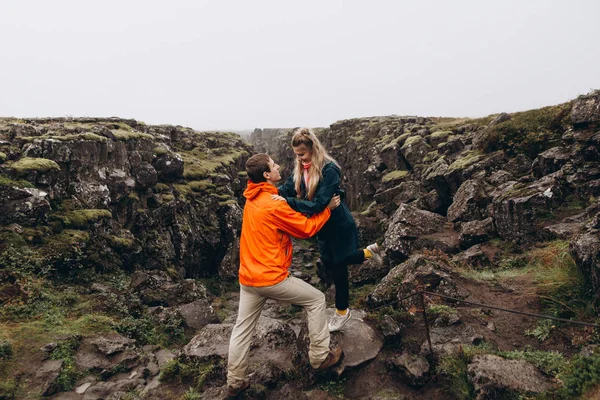 Pareja Joven Abrazándose Sobre Fondo Roca Mojada —  Fotos de Stock