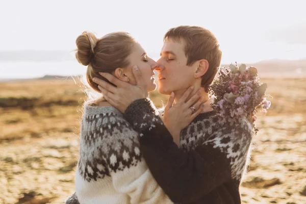 Jovem Casal Beijando Camisolas Malha Quente Jovem Mulher Segurando Bonito — Fotografia de Stock