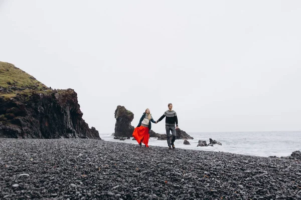 Młoda Para Spaceru Przez Skaliste Wybrzeże Cieszyć Się Widokiem Deszczowy — Zdjęcie stockowe