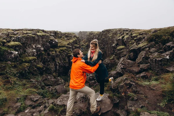 Junges Paar Das Sich Auf Nassem Felsen Umarmt — Stockfoto