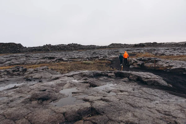 Vue Arrière Jeune Couple Marchant Dans Les Montagnes Par Temps — Photo