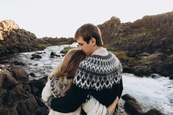 暖かいニット セーターあった背景にハグに身を包んだ若いカップル — ストック写真