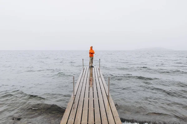 Joven Parado Muelle Día Lluvioso — Foto de Stock