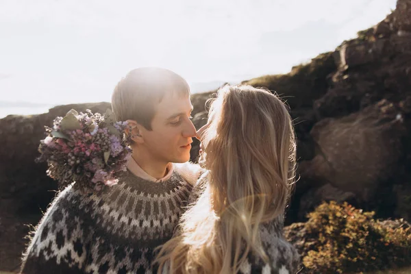 Jeune Beau Couple Vêtu Pulls Tricotés Embrassant Prélassant Soleil — Photo