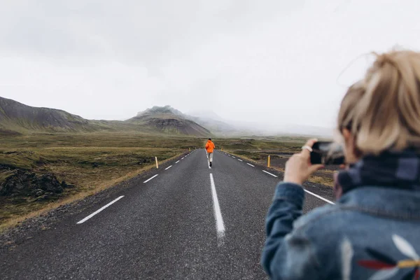 Mujer Joven Con Smartphone Tomando Vídeo Hombre Corriendo Por Carretera — Foto de Stock