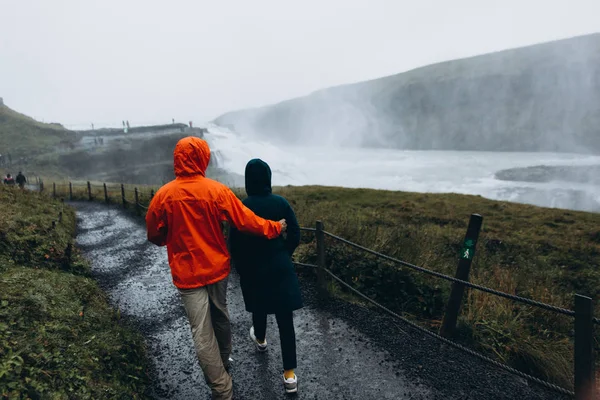 Jeune Couple Marchant Près Une Cascade — Photo