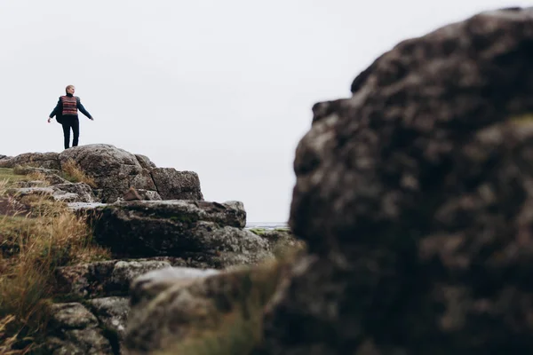 Vista Joven Mujer Pie Sobre Roca Disfrutando Vista Días Lluvia — Foto de Stock