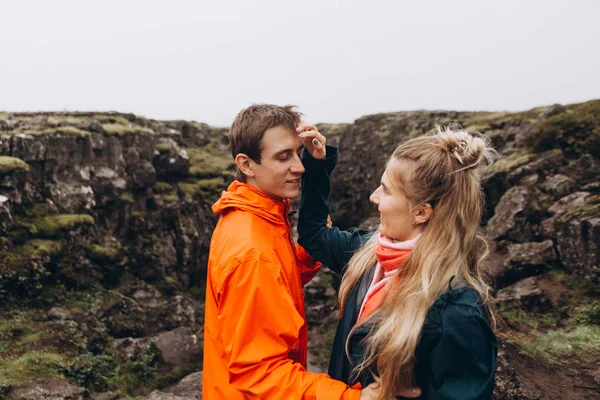 Vista Recortada Pareja Joven Disfrutando Momento Sobre Fondo Roca Mojada — Foto de Stock