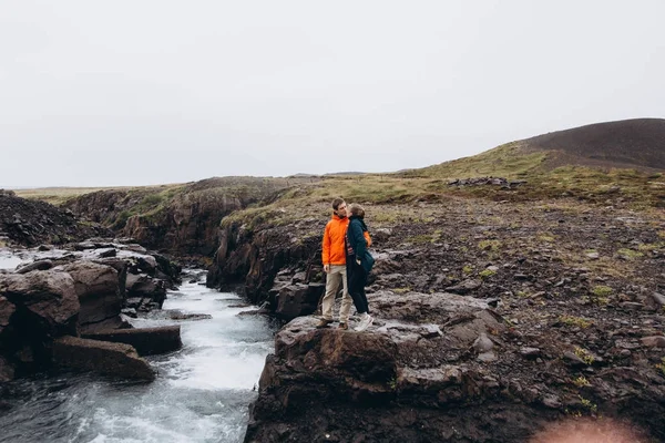 Unga Par Kysser Nära Snabb River — Stockfoto