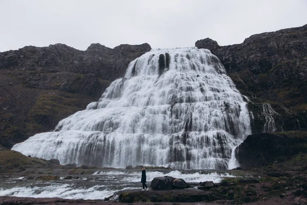 Blick Auf Junge Frau Genießt Wasserfall — Stockfoto