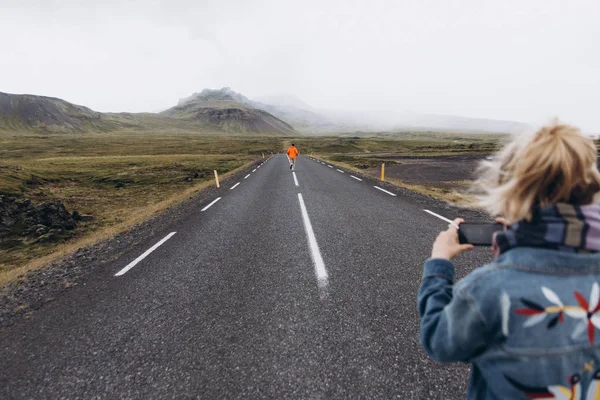 Mujer Joven Con Smartphone Tomando Vídeo Hombre Corriendo Por Carretera — Foto de Stock