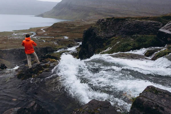 Zadní Pohled Člověka Vodopád Užívat Krajinu — Stock fotografie