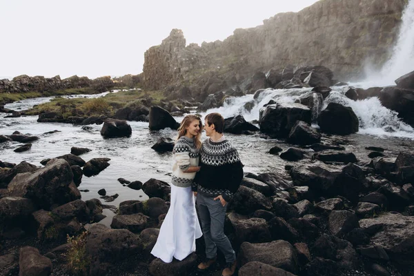 Mulher Bonita Com Cabelos Longos Segurando Namorados Mão Fundo Cachoeira — Fotografia de Stock