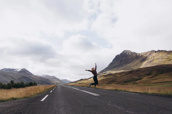 Vista Una Joven Saltando Carretera Día Frío — Foto de Stock