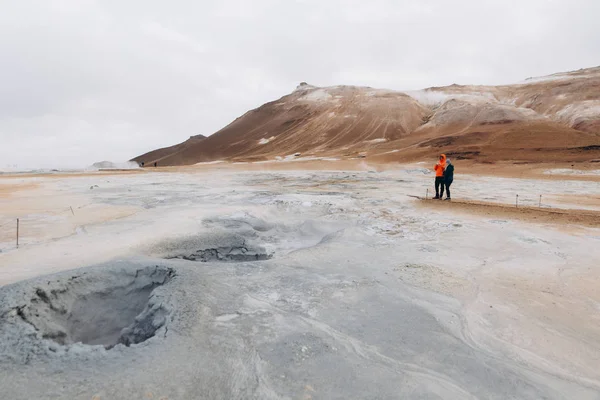 Giovane Coppia Piedi Vicino Alla Zona Geotermica — Foto Stock