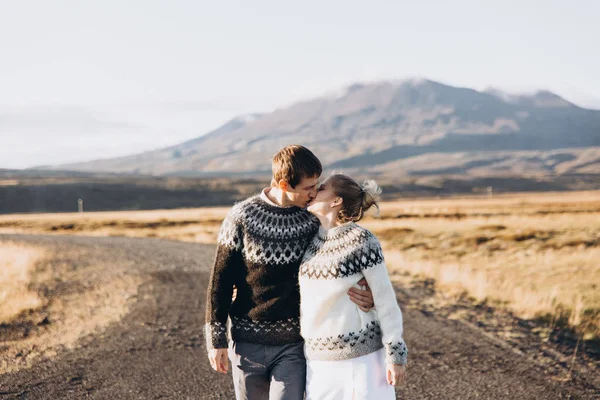 Jeune Couple Embrasser Sur Fond Montagnes Étonnantes — Photo