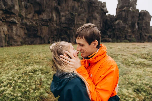Vue Recadrée Jeune Couple Embrassant Dans Une Journée Sombre — Photo