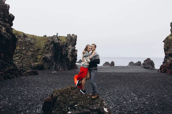 Young Couple Standing Rock Hugging — Stock Photo, Image