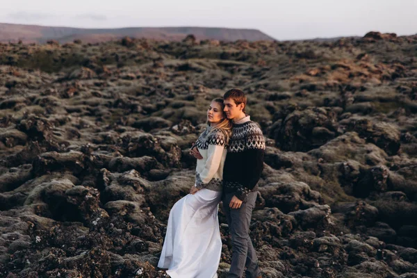 Jovens Amantes Abraçando Apreciando Vista Das Montanhas — Fotografia de Stock