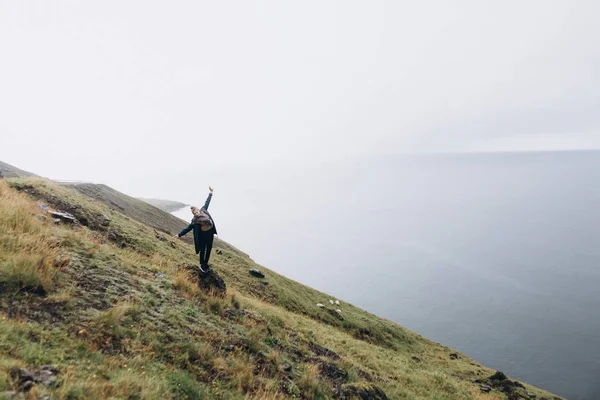 Mujer Joven Pie Colina Fondo Del Paisaje Marino — Foto de Stock