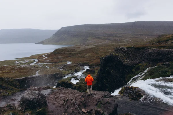 Vue Arrière Homme Debout Près Cascade Profitant Paysage — Photo