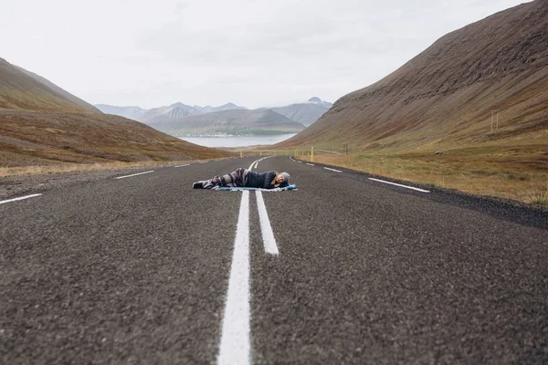 Vista Una Joven Tendida Con Manta Camino Días Lluvia Fría — Foto de Stock