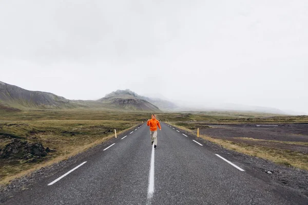 Vista Frontal Del Hombre Corriendo Por Carretera Día Sombrío — Foto de Stock