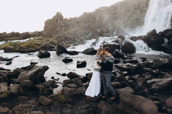 Jovem Casal Vestido Malha Jumpers Abraçando Fundo Cachoeira — Fotografia de Stock