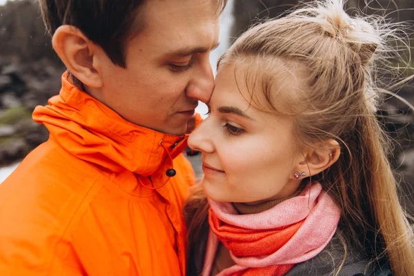 Oříznutý Pohled Mladého Páru Všeobjímající Pozadí Vodopád Pochmurný Den — Stock fotografie