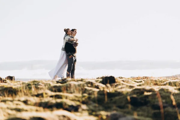 Ung Man Och Kvinna Kramas Och Njuter Sista Solstrålar Varma — Stockfoto