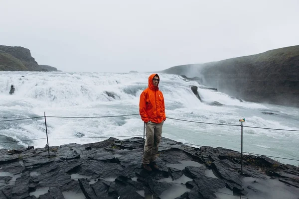 Jeune Homme Debout Sur Fond Cascade — Photo