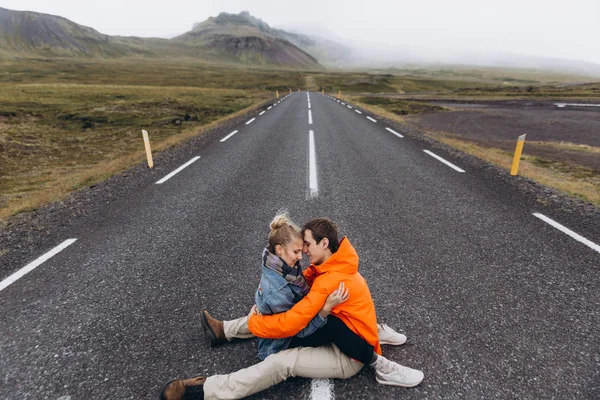 Vue Latérale Jeune Couple Assis Sur Route Étreignant — Photo