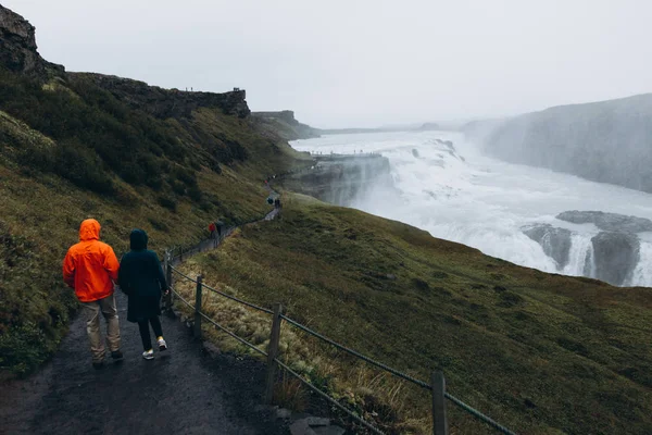 Junges Paar Fuß Der Nähe Von Wasserfall — Stockfoto