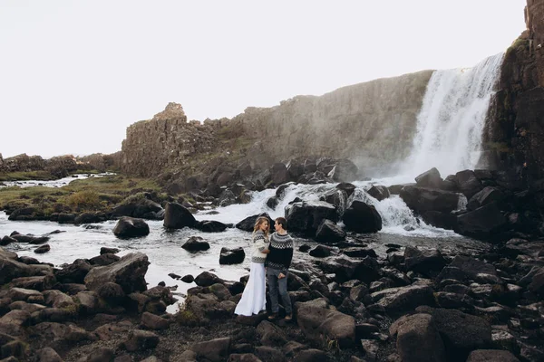 Mulher Bonita Com Cabelos Longos Segurando Namorados Mão Fundo Cachoeira — Fotografia de Stock