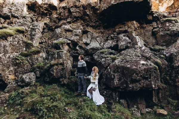 Jovem Casal Lindo Vestido Tricô Jumpers Andando Por Trilha Montanha — Fotografia de Stock