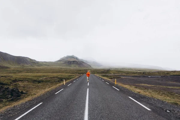 Vista Del Hombre Corriendo Por Carretera Día Sombrío — Foto de Stock