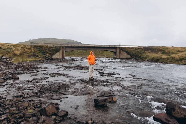 Вид Человека Идущего Реки Мостом Холодный Дождливый День — стоковое фото