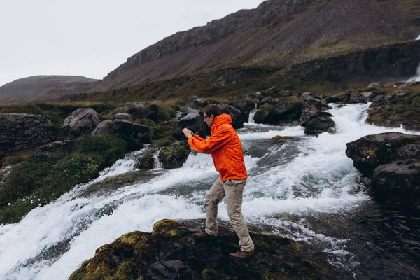 Seitenansicht Eines Mannes Der Kalten Regentagen Den Blick Auf Wasserfall — Stockfoto
