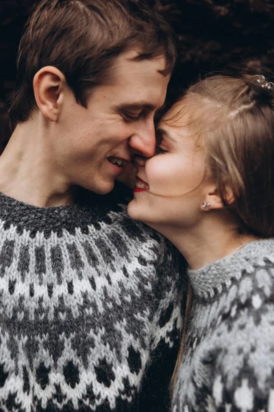 Vista Cercana Pareja Que Usa Suéteres Punto Sonriendo Abrazándose —  Fotos de Stock