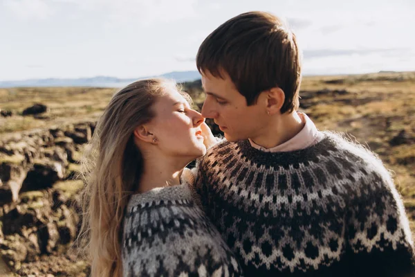 Pareja Joven Vestida Con Suéteres Punto Besándose Cima Montaña —  Fotos de Stock